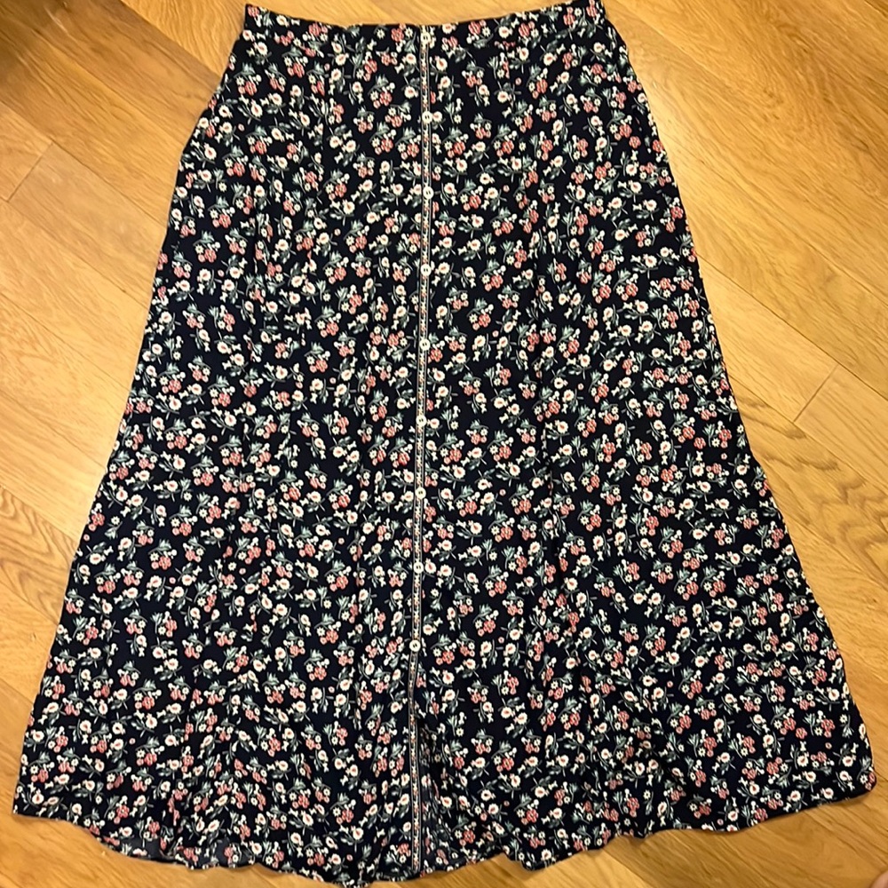🌴 Long Flowy Skirt Size Small